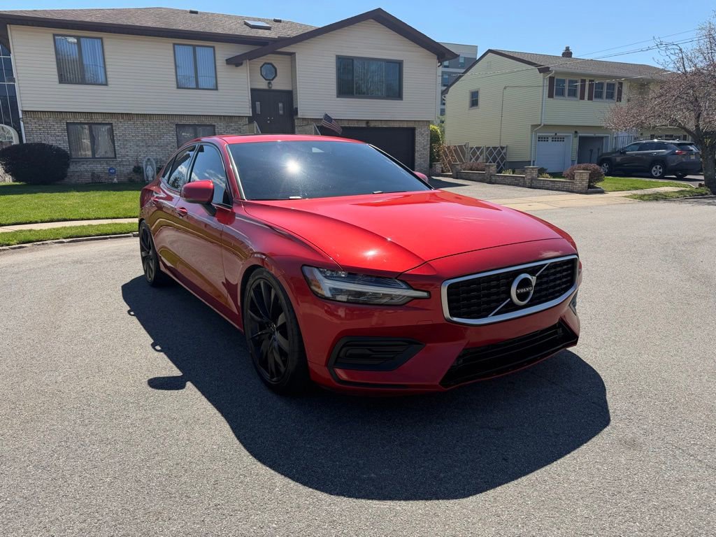 Used 2019 Volvo S60 T6 Momentum w/ Premium Package image 1