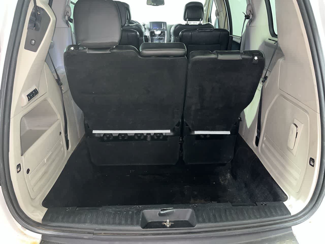 Used 2014 Chrysler Town & Country Touring-L FWD image 26