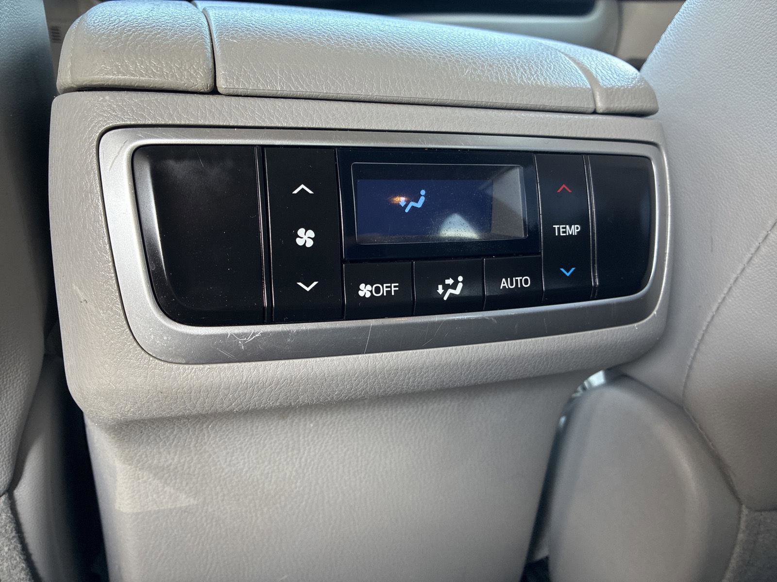 Used 2019 Toyota Highlander XLE AWD/4WD image 17