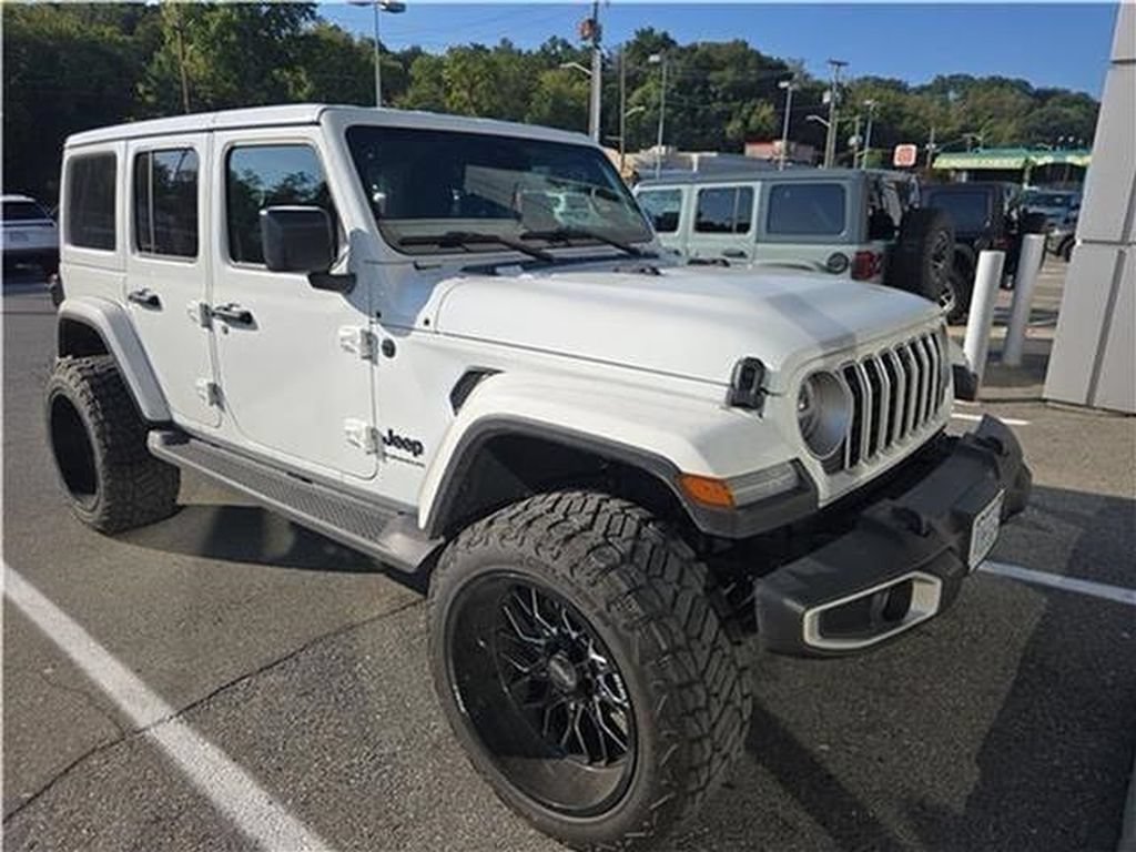 Used 2025 Jeep Wrangler Unlimited Sahara AWD/4WD image 22