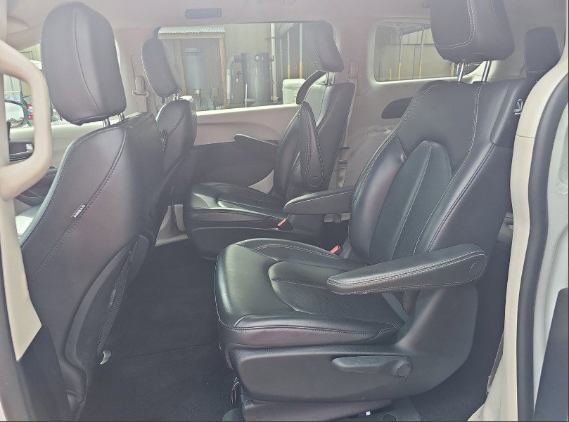 Used 2023 Chrysler Pacifica Touring-L image 7