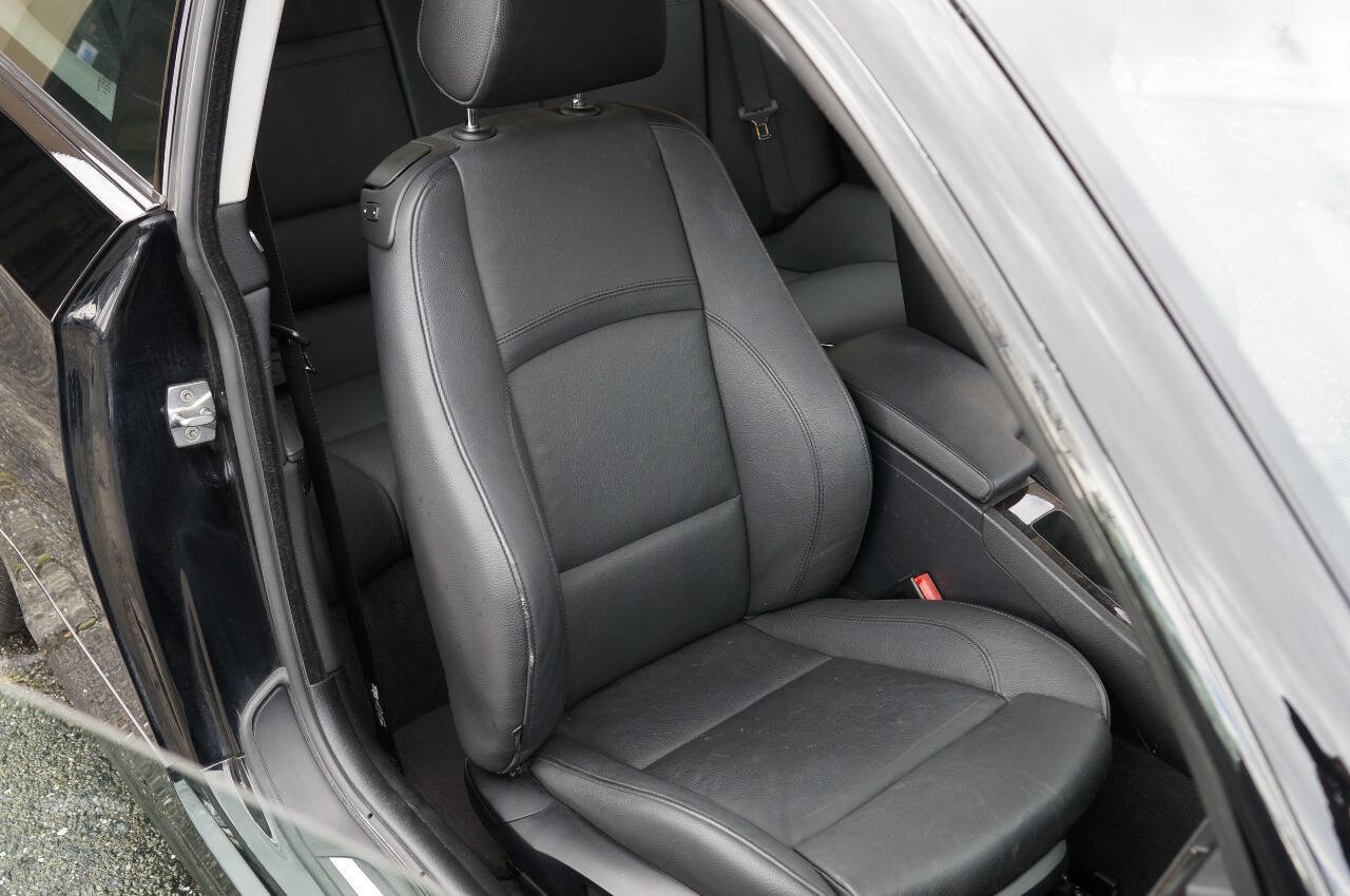 Used 2011 BMW 335i Coupe image 24