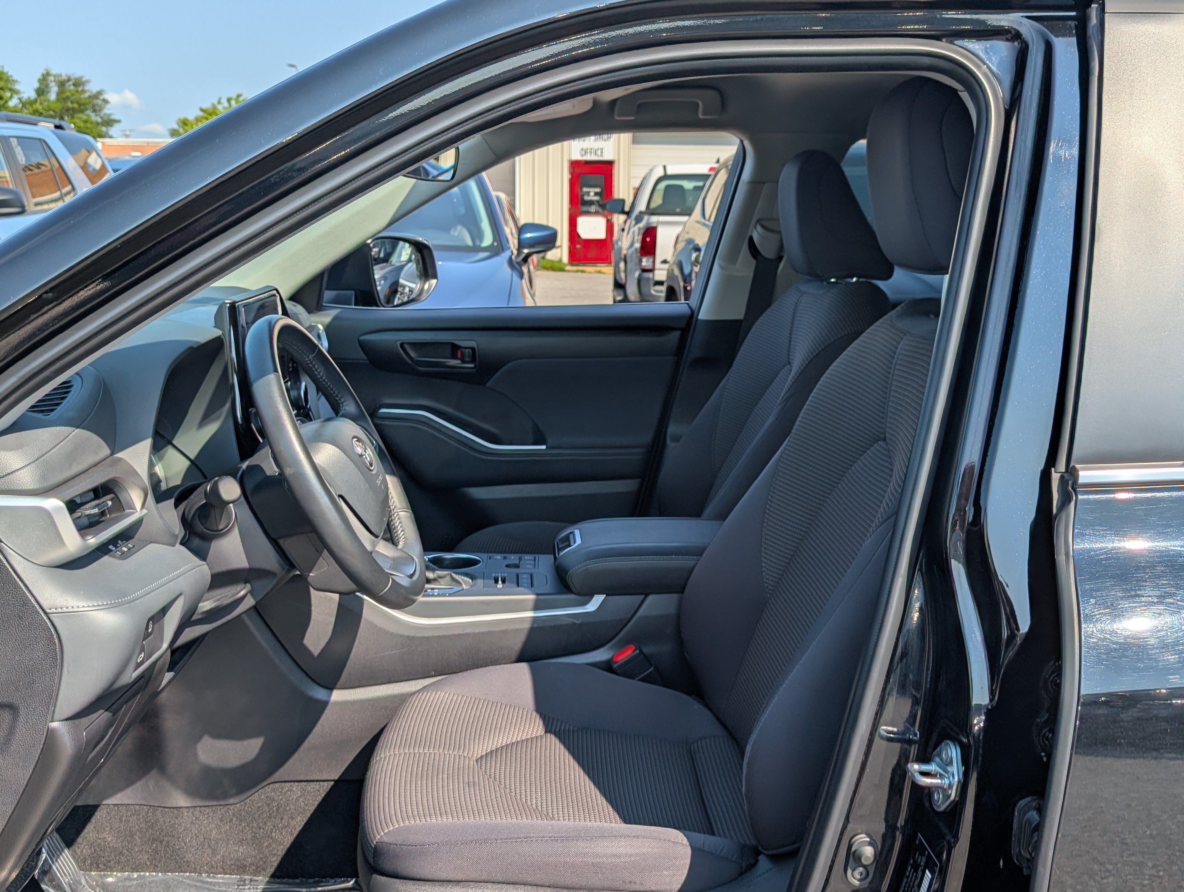 Used 2025 Toyota Highlander LE AWD/4WD image 17