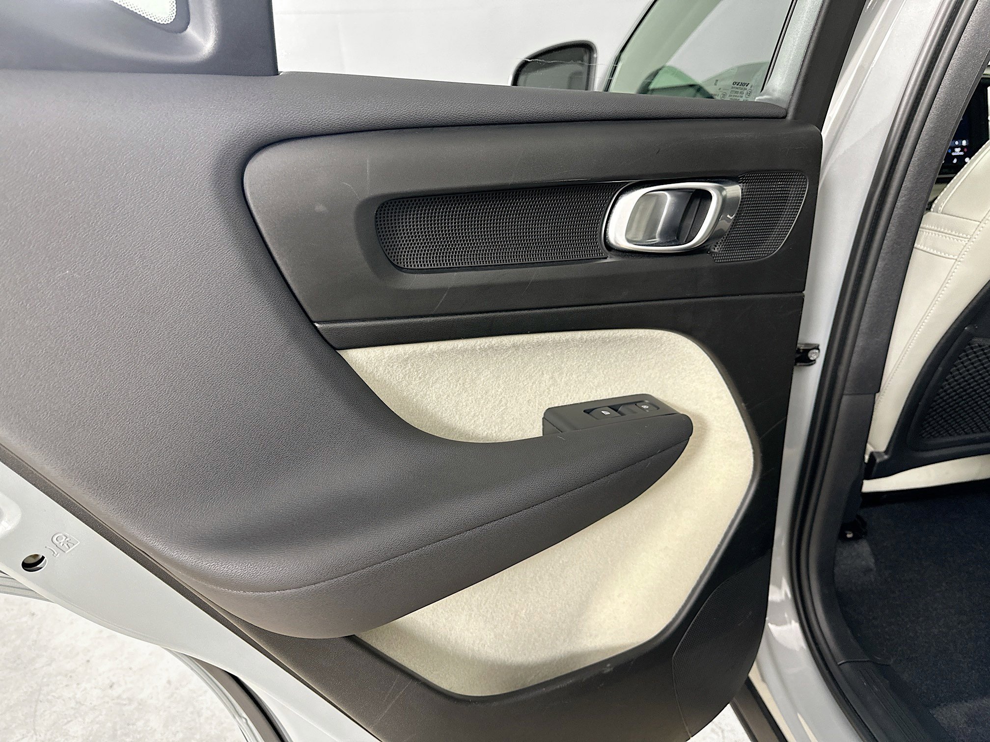 Used 2024 Volvo XC40 B5 Plus AWD/4WD image 32