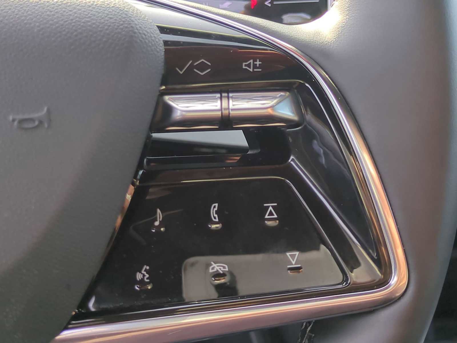 Used 2025 Cadillac Optiq Luxury 1 image 16