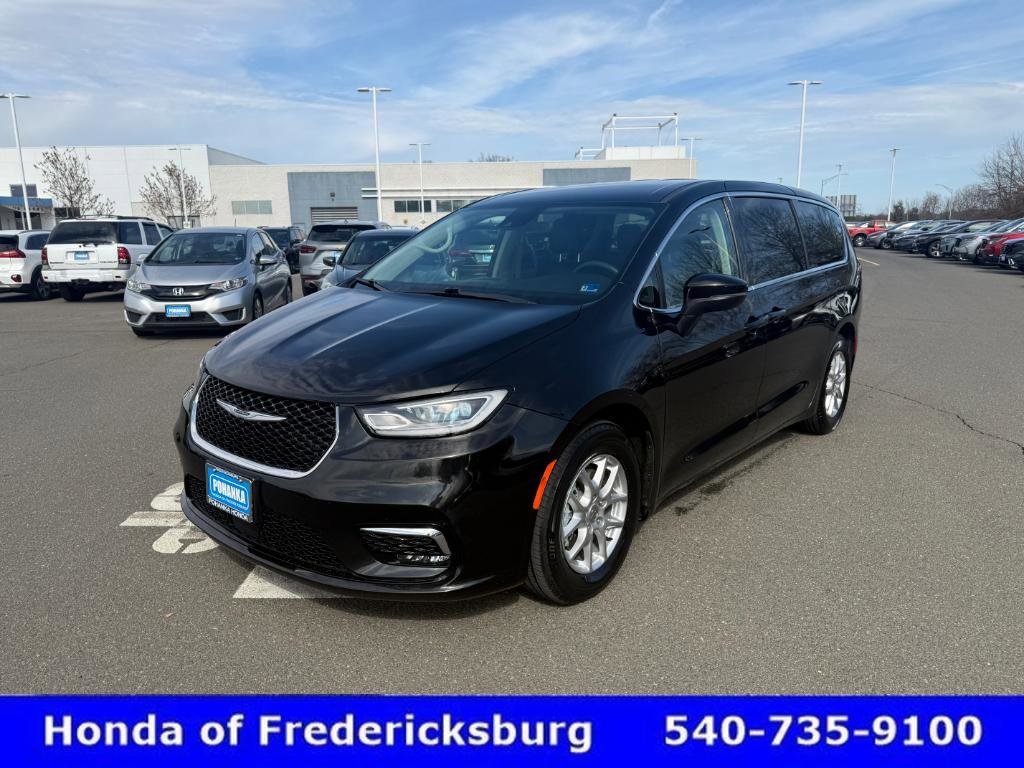 Used 2023 Chrysler Pacifica Touring-L image 2