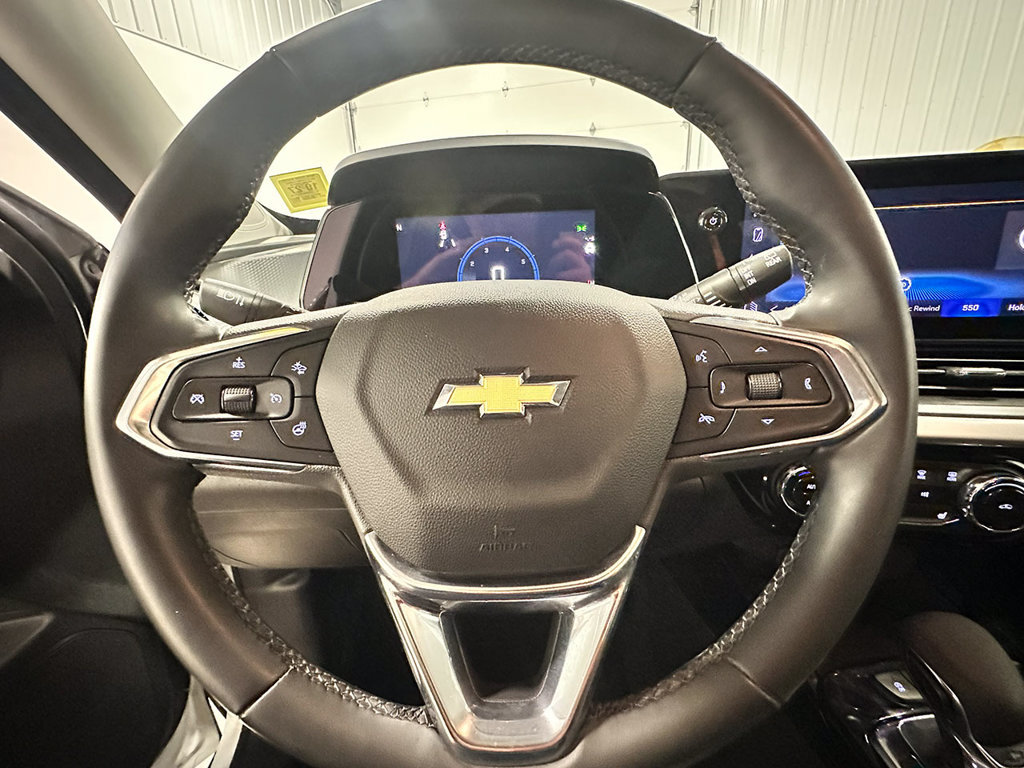 Used 2024 Chevrolet Trax LT w/ Sunroof Package FWD image 32