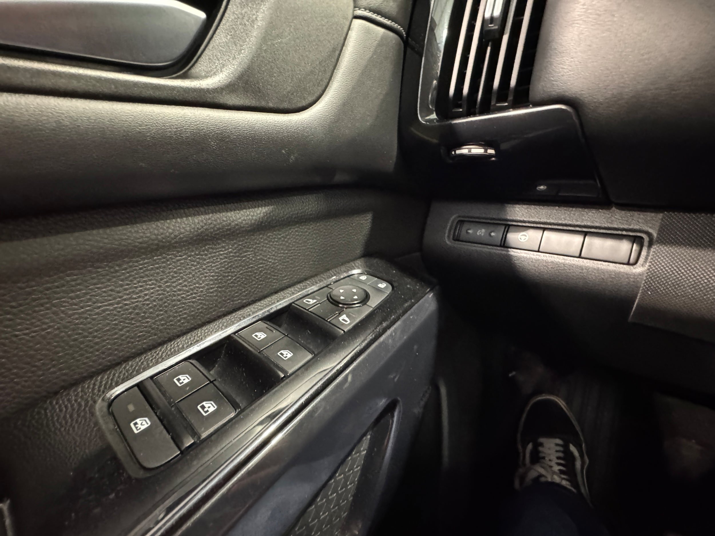 Used 2022 Nissan Pathfinder SV AWD/4WD image 16