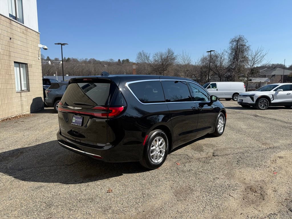 Used 2026 Chrysler Pacifica Select image 6