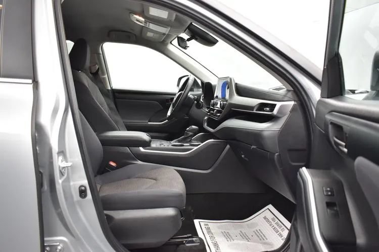 Used 2025 Toyota Highlander LE FWD image 17