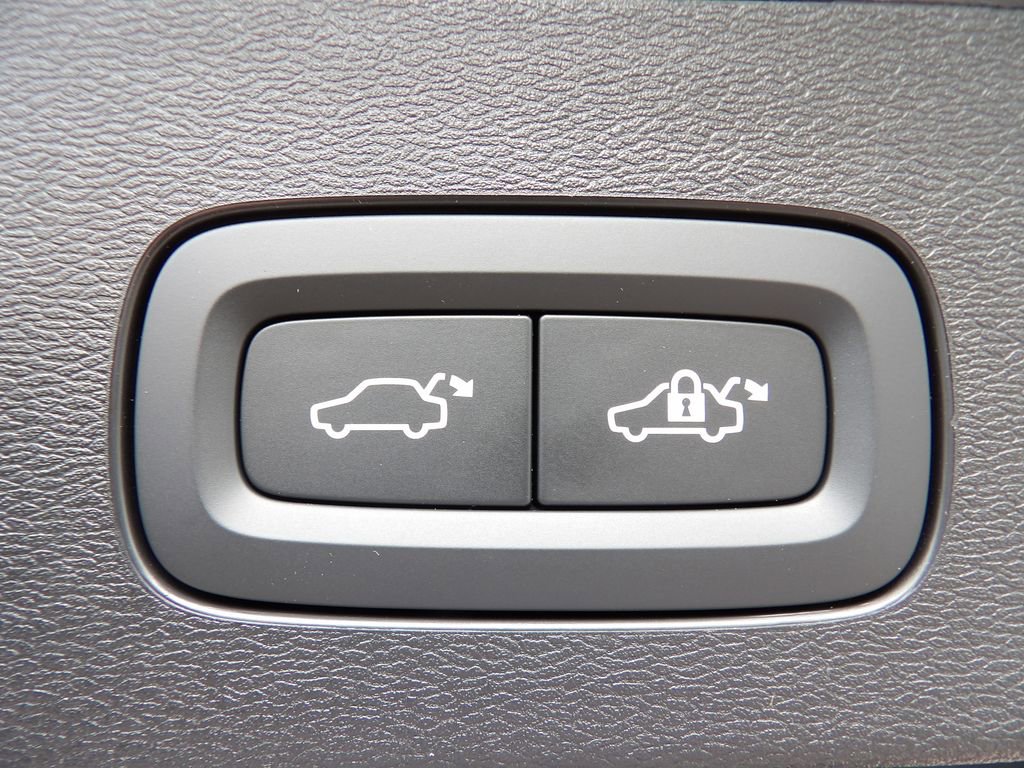 New 2026 Volvo V60 B5 Cross Country Plus w/ Protection Package Premier image 25