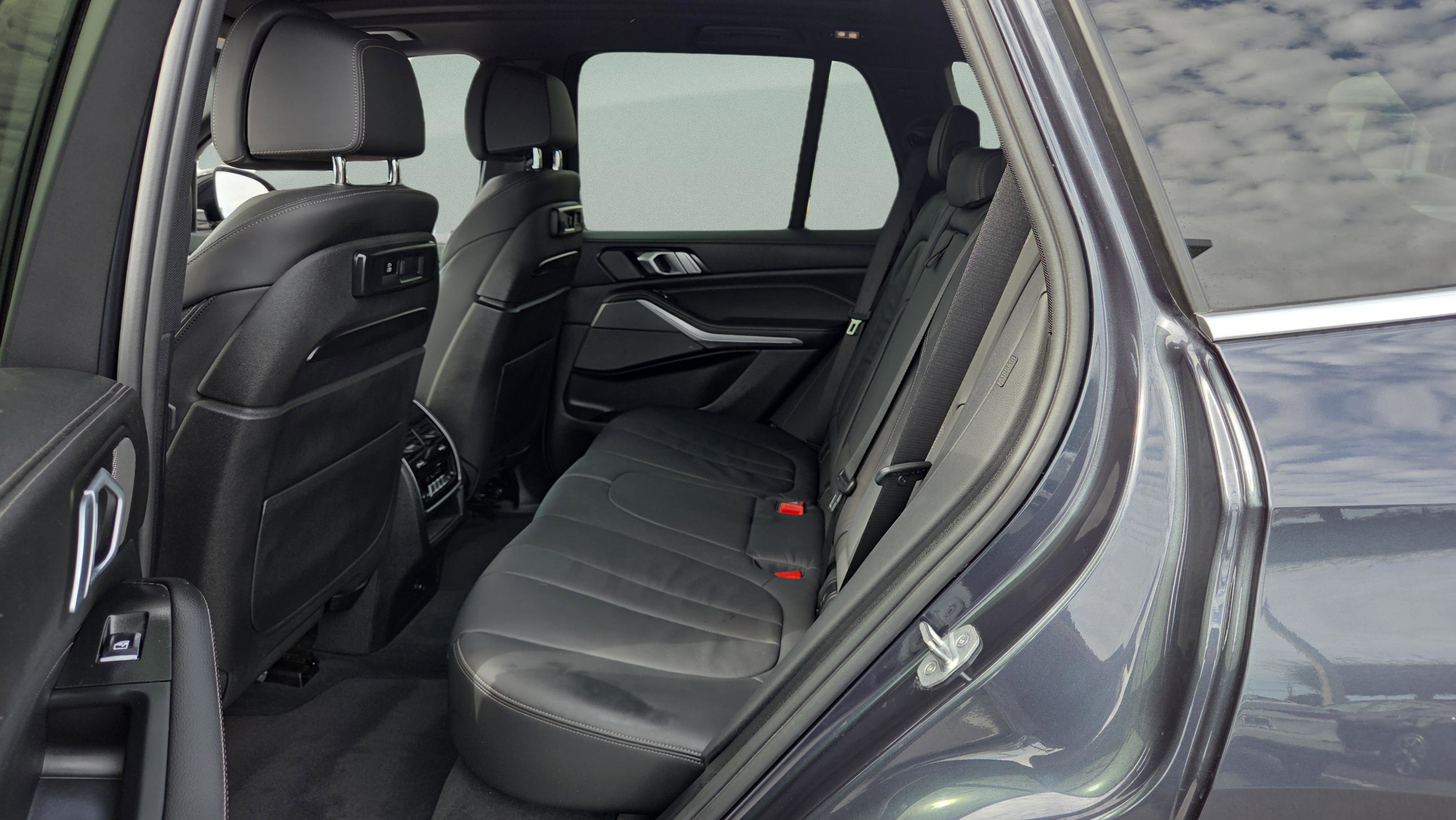 Used 2019 BMW X5 xDrive50i w/ Parking Assistance Package image 12