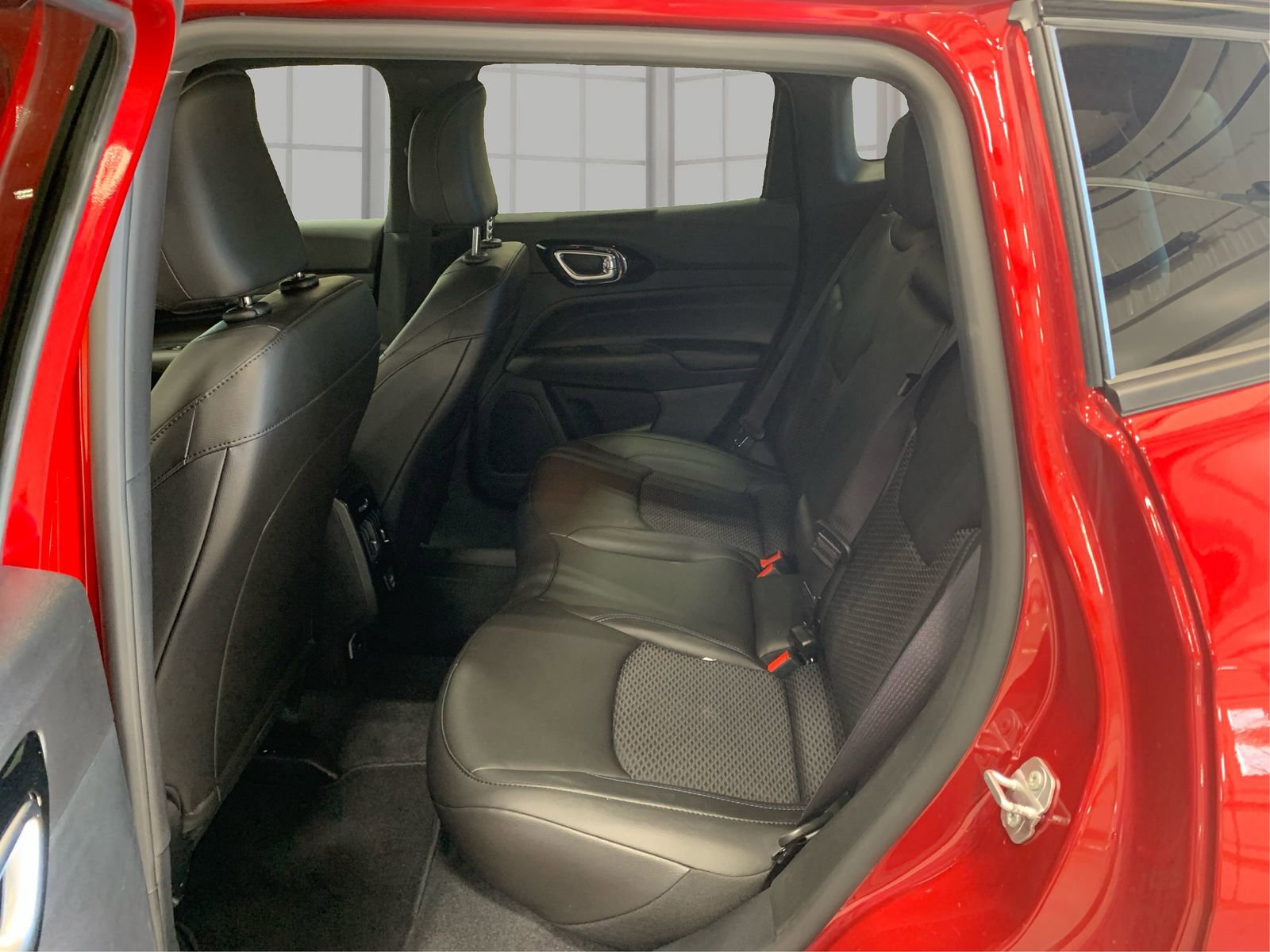 Used 2025 Jeep Compass Latitude w/ Altitude Special Edition image 10