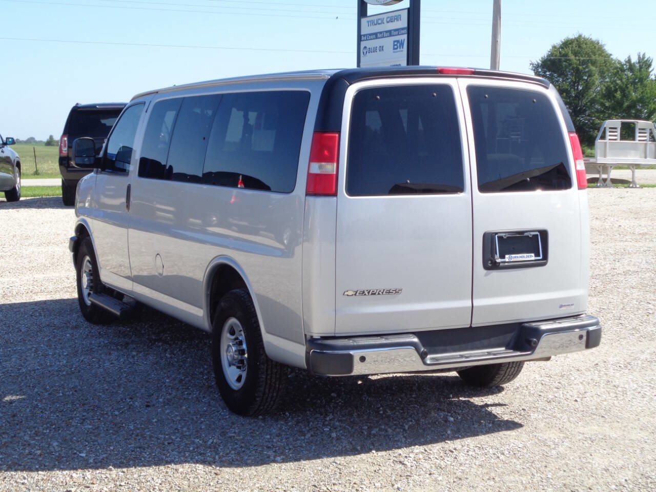 Used 2018 Chevrolet Express 2500 LT w/ LT Preferred Equipment Group image 9