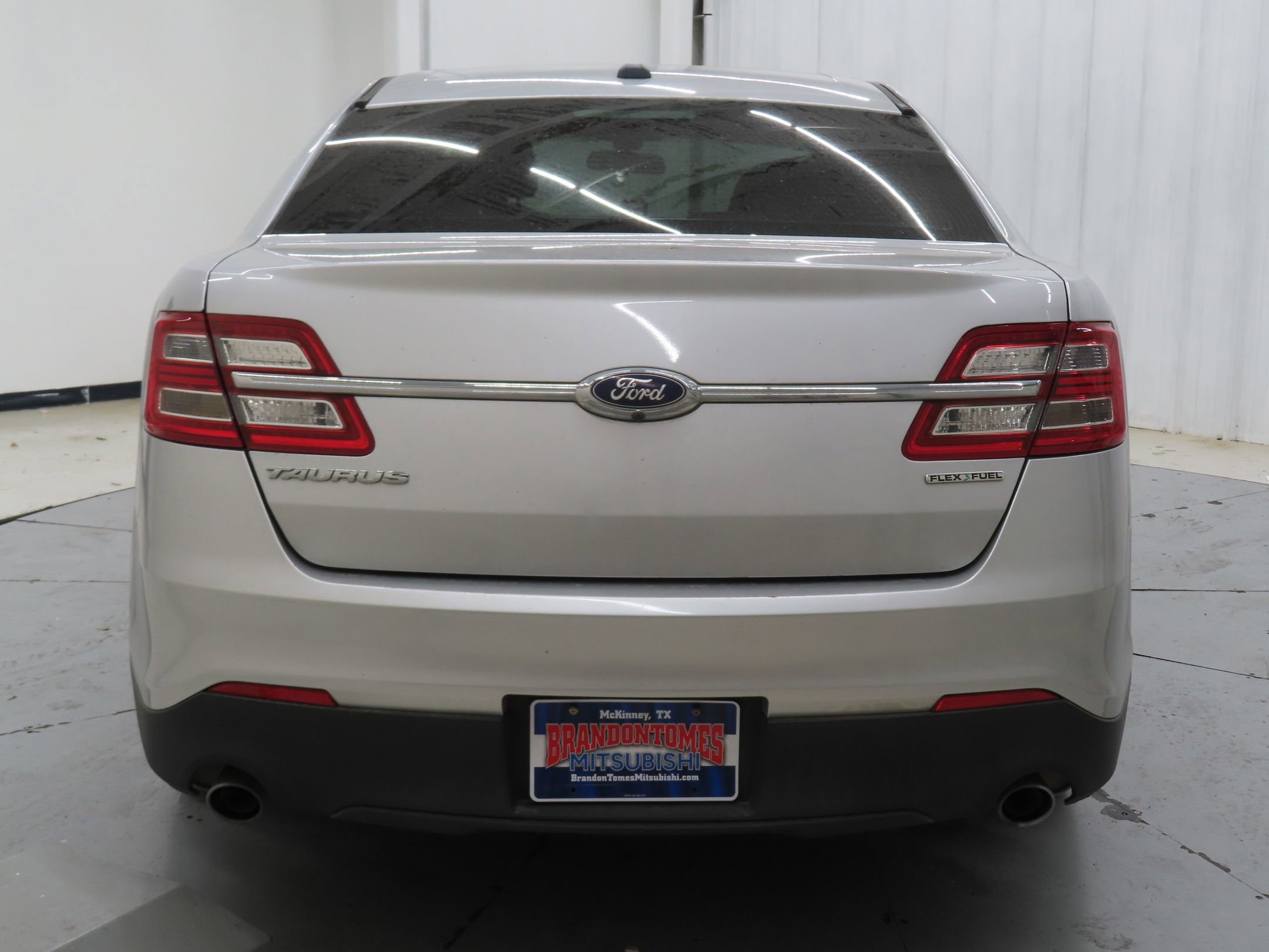 Used 2016 Ford Taurus SE FWD image 4