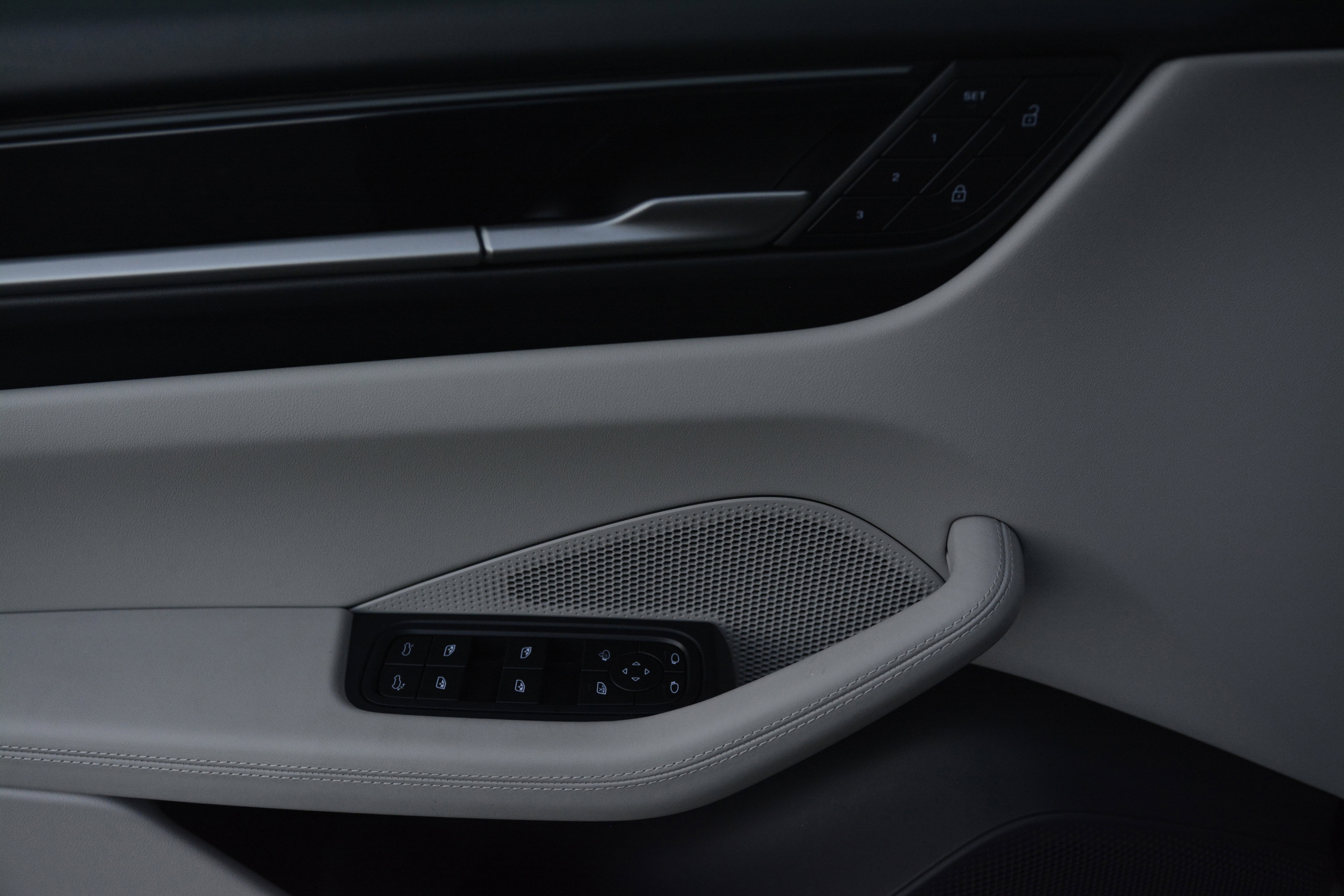 Certified 2025 Porsche Macan 4 Electric image 14