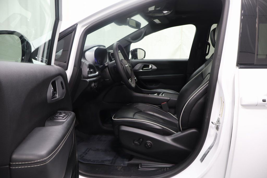 Used 2025 Chrysler Pacifica Limited image 11
