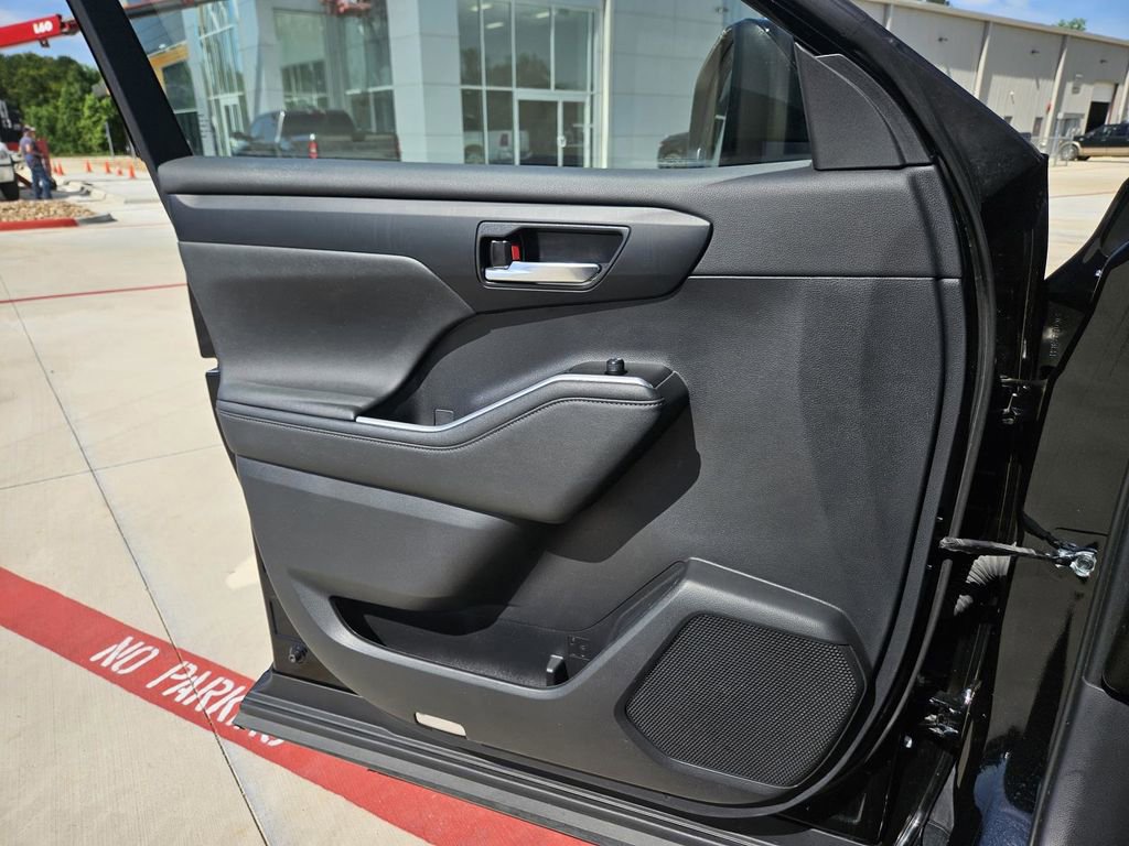 Used 2023 Toyota Highlander XSE FWD image 9