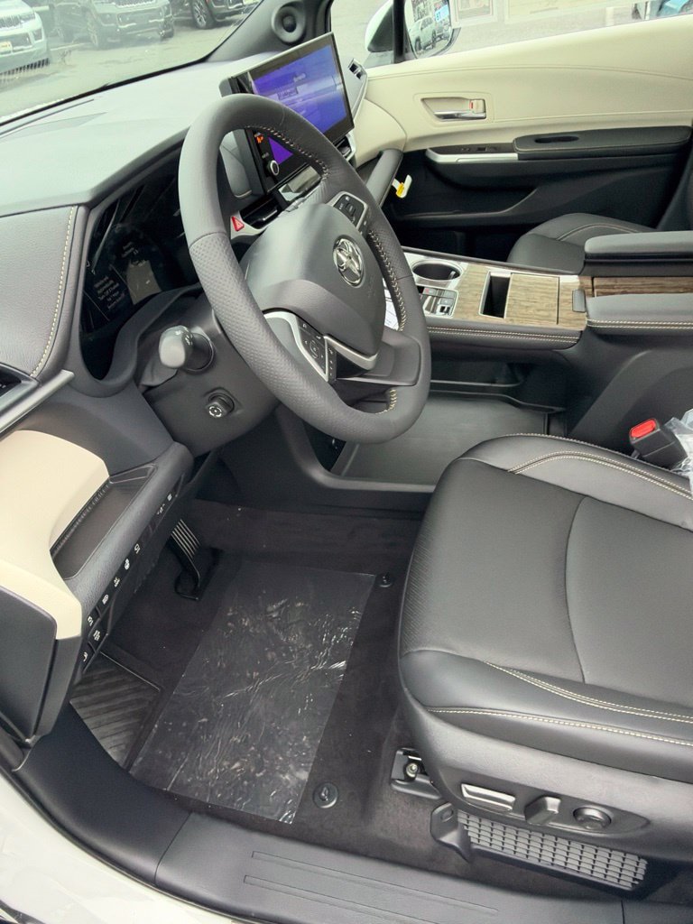 New 2026 Toyota Sienna Platinum AWD/4WD image 9