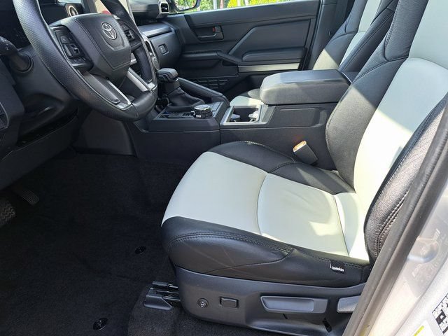 Used 2025 Toyota 4Runner SR5 AWD/4WD image 28