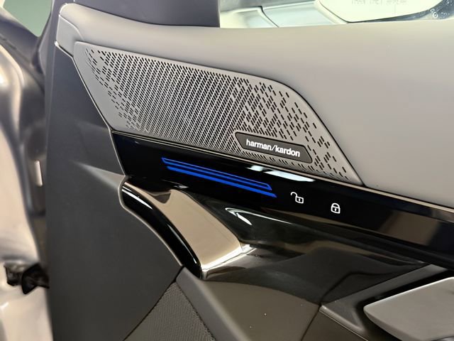 Used 2025 BMW 530i w/ Premium Package image 38