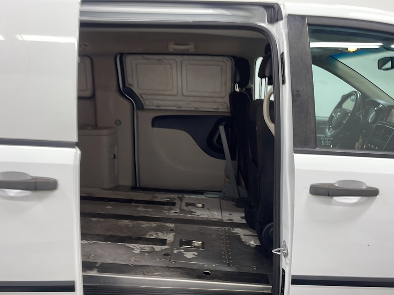 Used 2014 RAM C/V Tradesman w/ UConnect Hands-Free Group FWD image 17