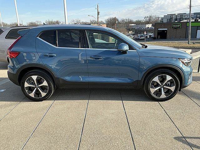 Certified 2025 Volvo XC40 B5 Plus AWD/4WD image 7