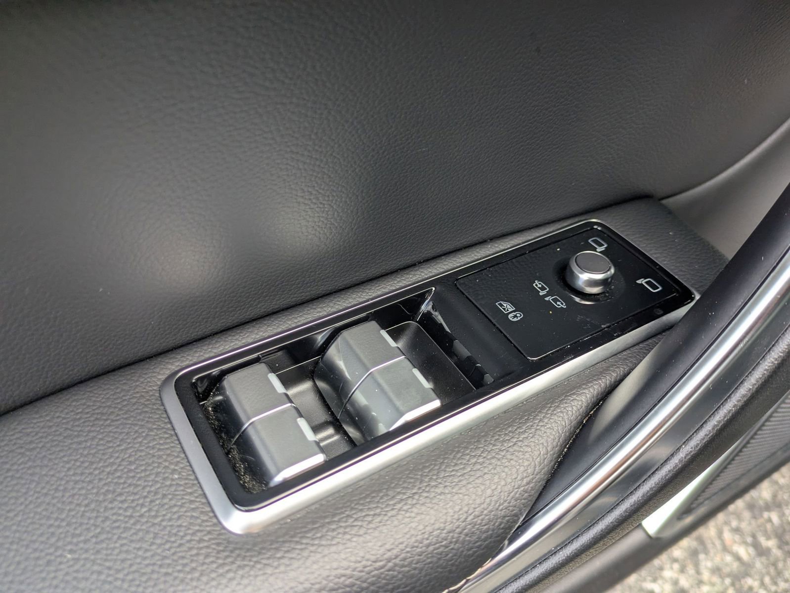 Used 2024 Jaguar XF R-Dynamic SE image 12