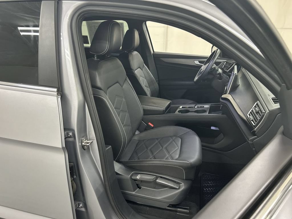 Used 2024 Volkswagen Atlas Cross Sport SE AWD/4WD image 22
