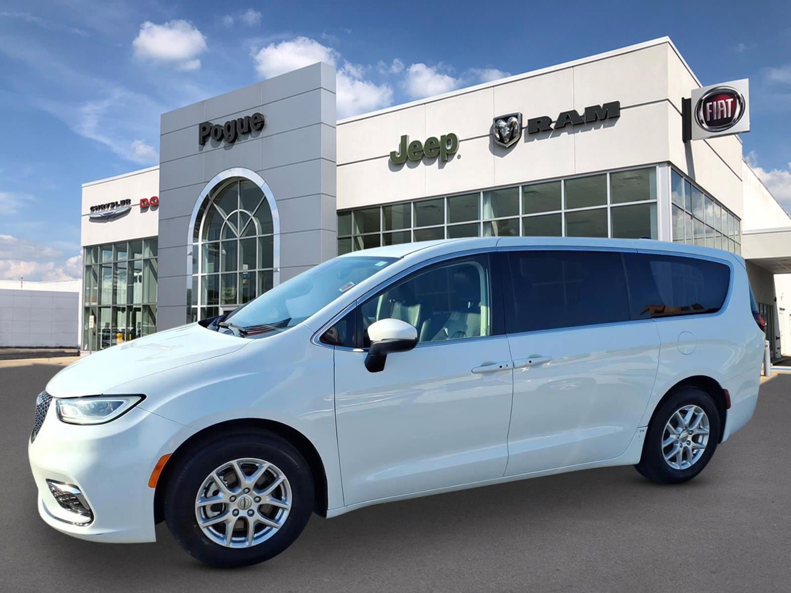 Used 2023 Chrysler Pacifica Touring-L image 4