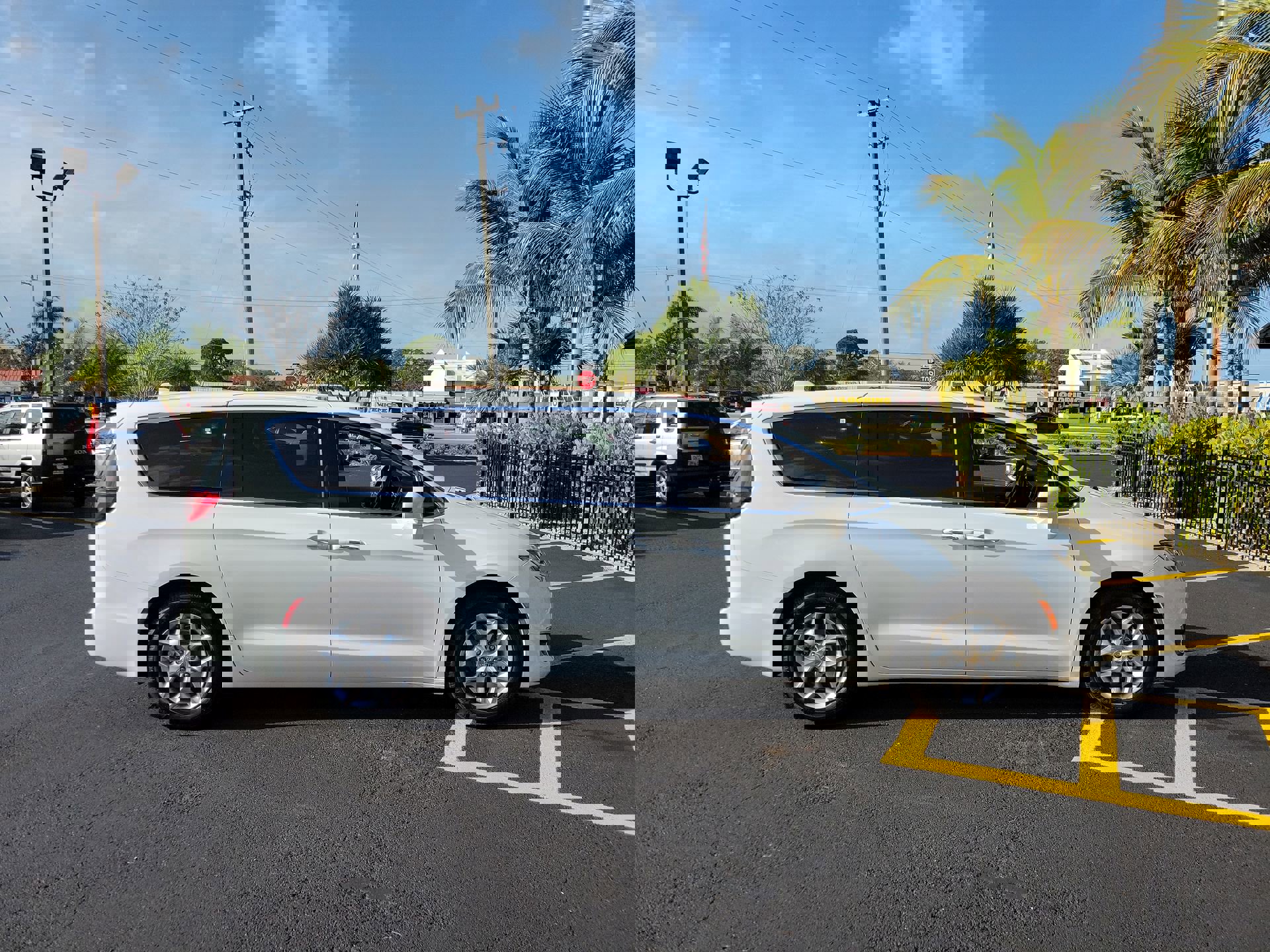 Used 2020 Chrysler Pacifica Touring w/ Tire & Wheel Group image 5