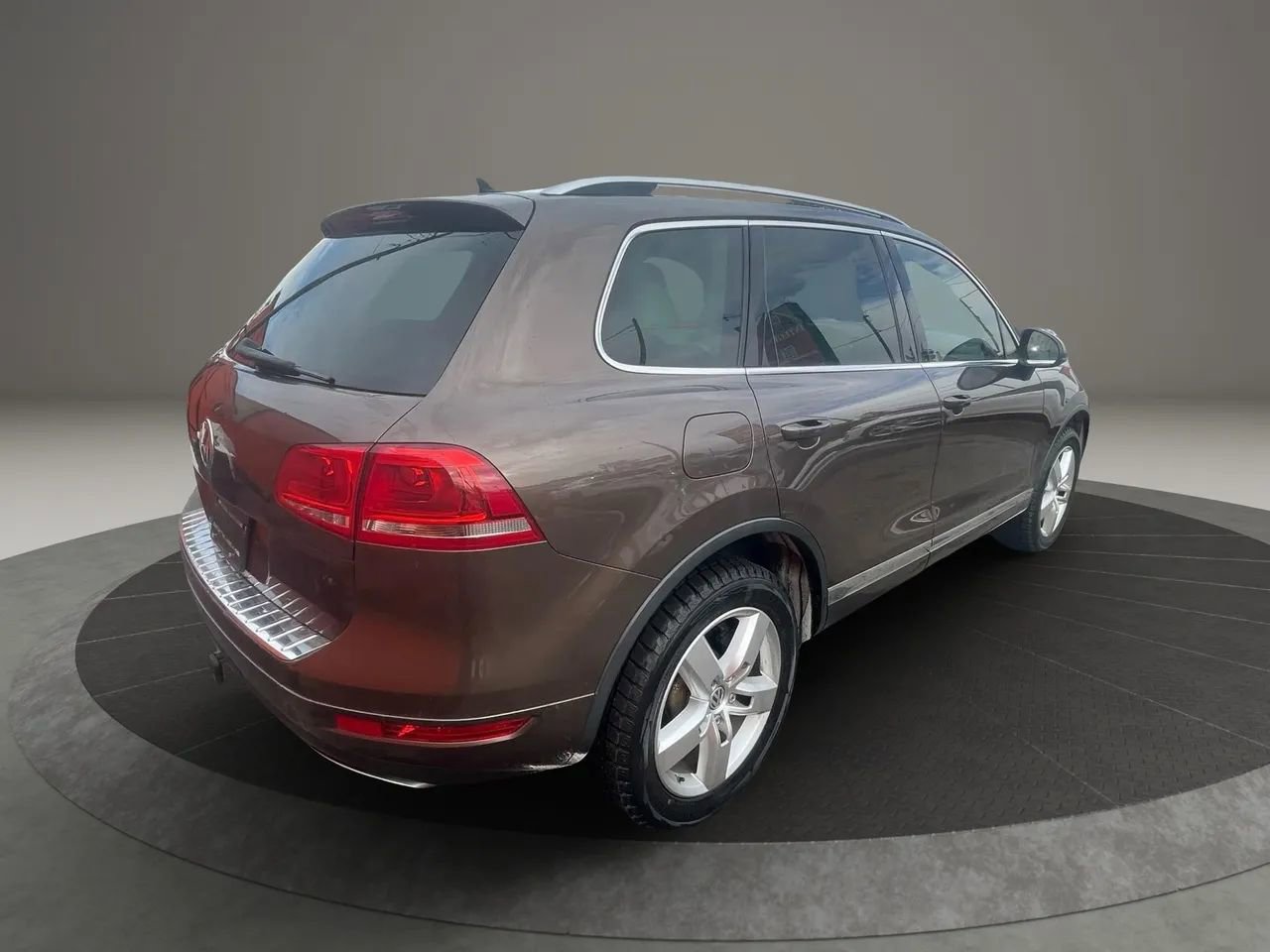 Used 2013 Volkswagen Touareg TDI image 25