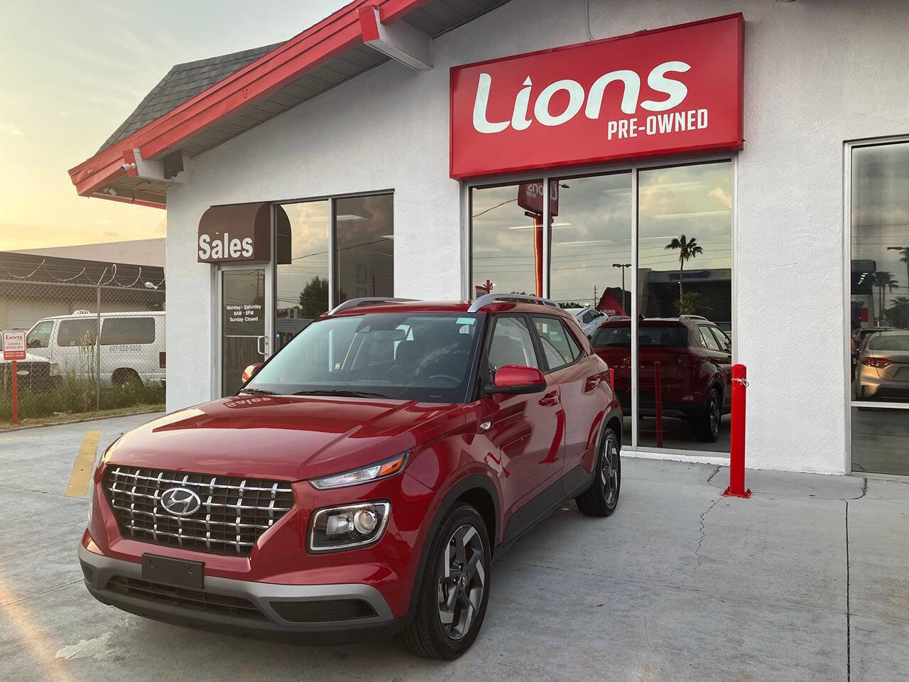 Used 2021 Hyundai Venue SEL image 2