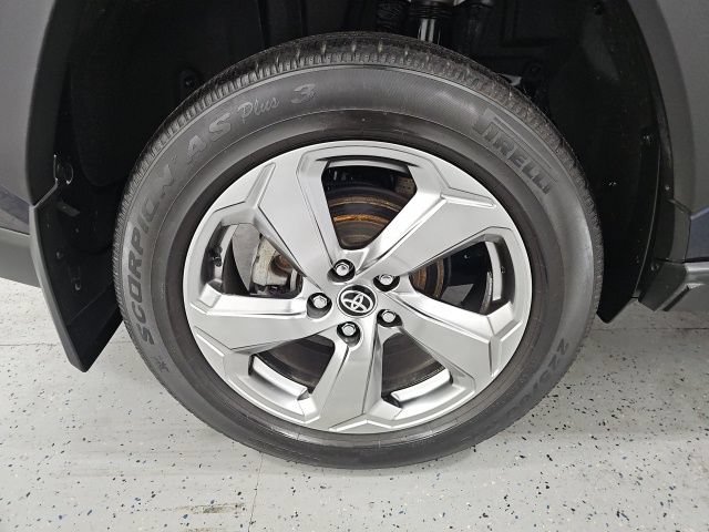 Used 2020 Toyota RAV4 Limited AWD/4WD image 7