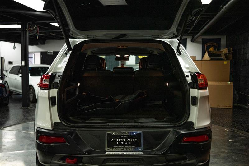 Used 2017 Jeep Cherokee Trailhawk image 7