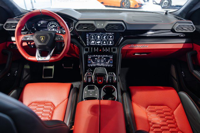 Used 2022 Lamborghini Urus AWD/4WD image 45