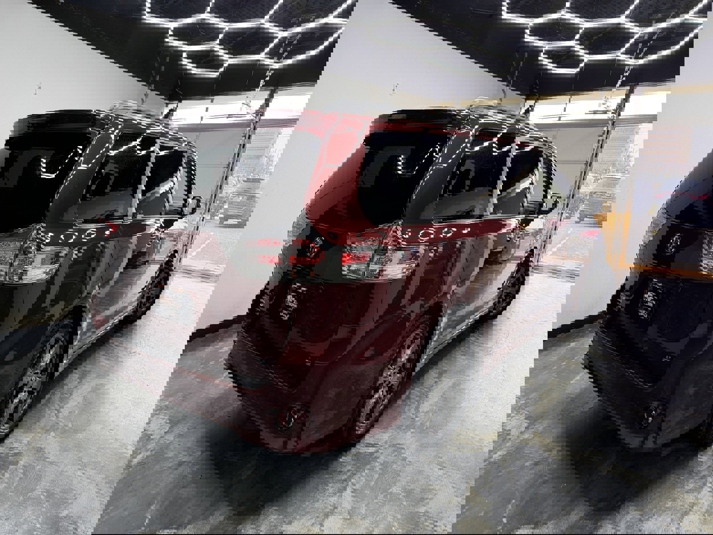 Used 2017 Toyota Sienna SE image 3