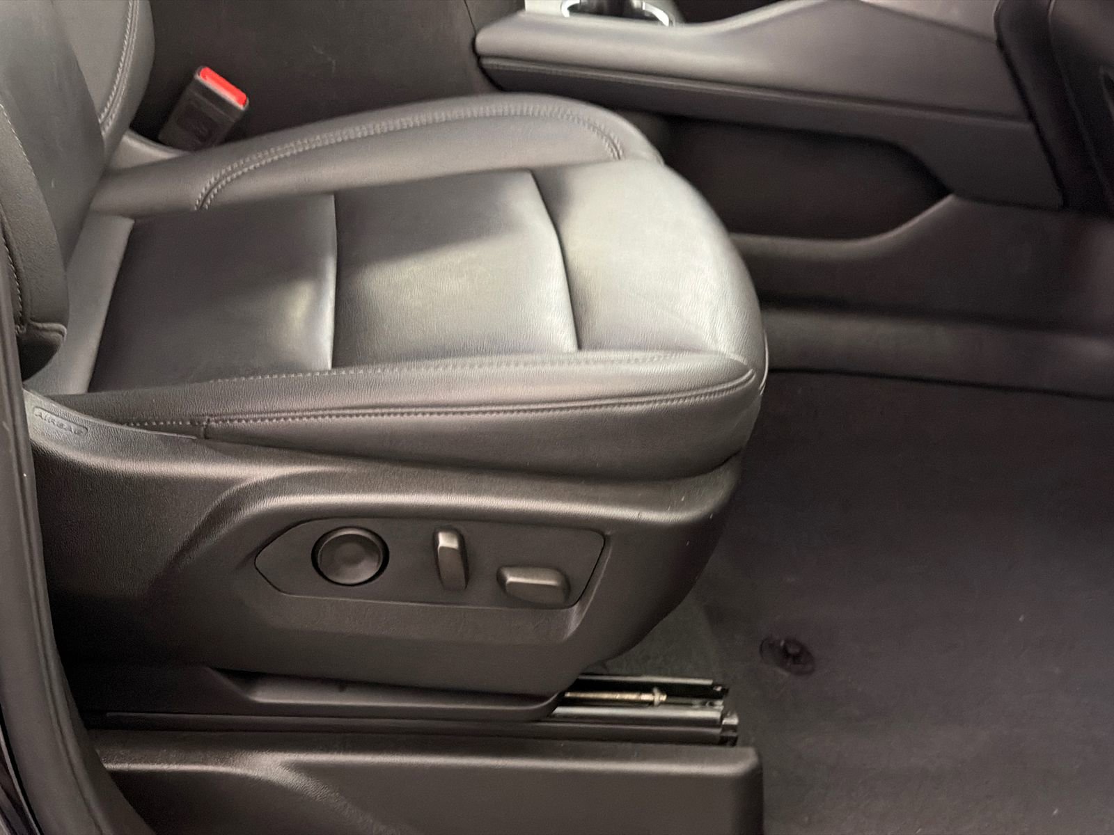 Used 2024 Chevrolet Suburban LT image 13