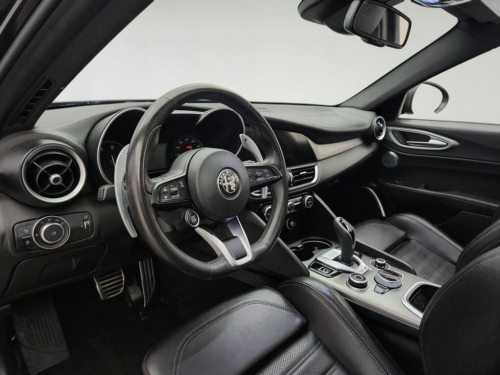 Used 2023 Alfa Romeo Giulia Veloce AWD/4WD image 9