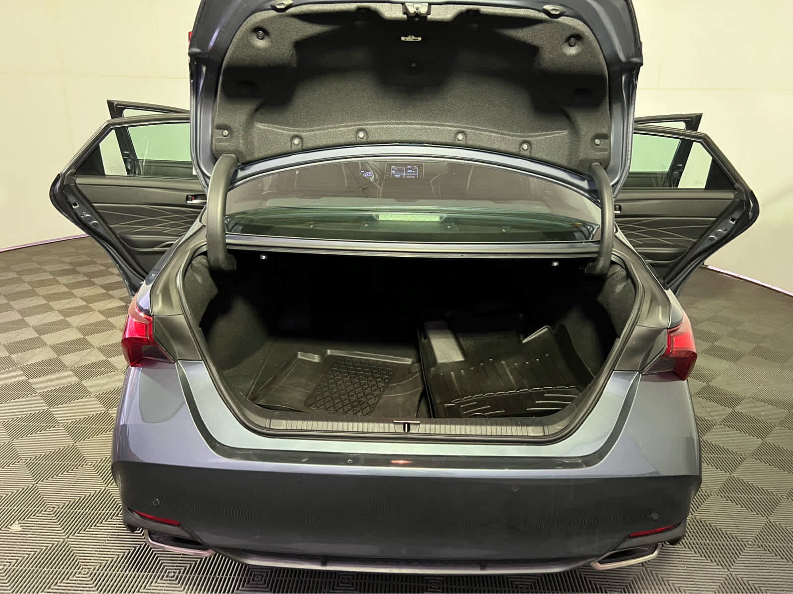 Used 2022 Toyota Avalon Limited w/ Advanced Safety Package FWD image 26