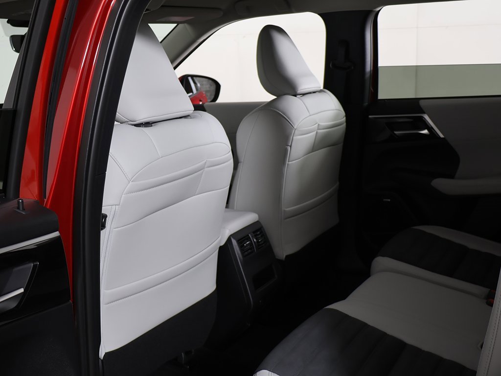 New 2025 Mitsubishi Outlander SE image 29