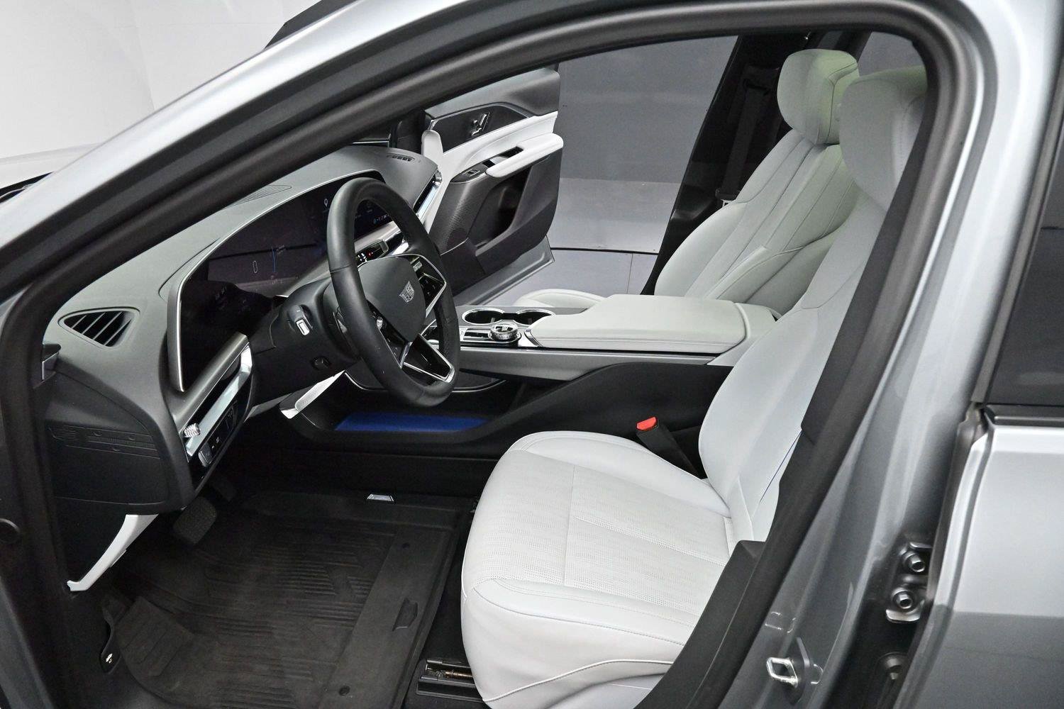Used 2024 Cadillac Lyriq Luxury AWD/4WD image 13