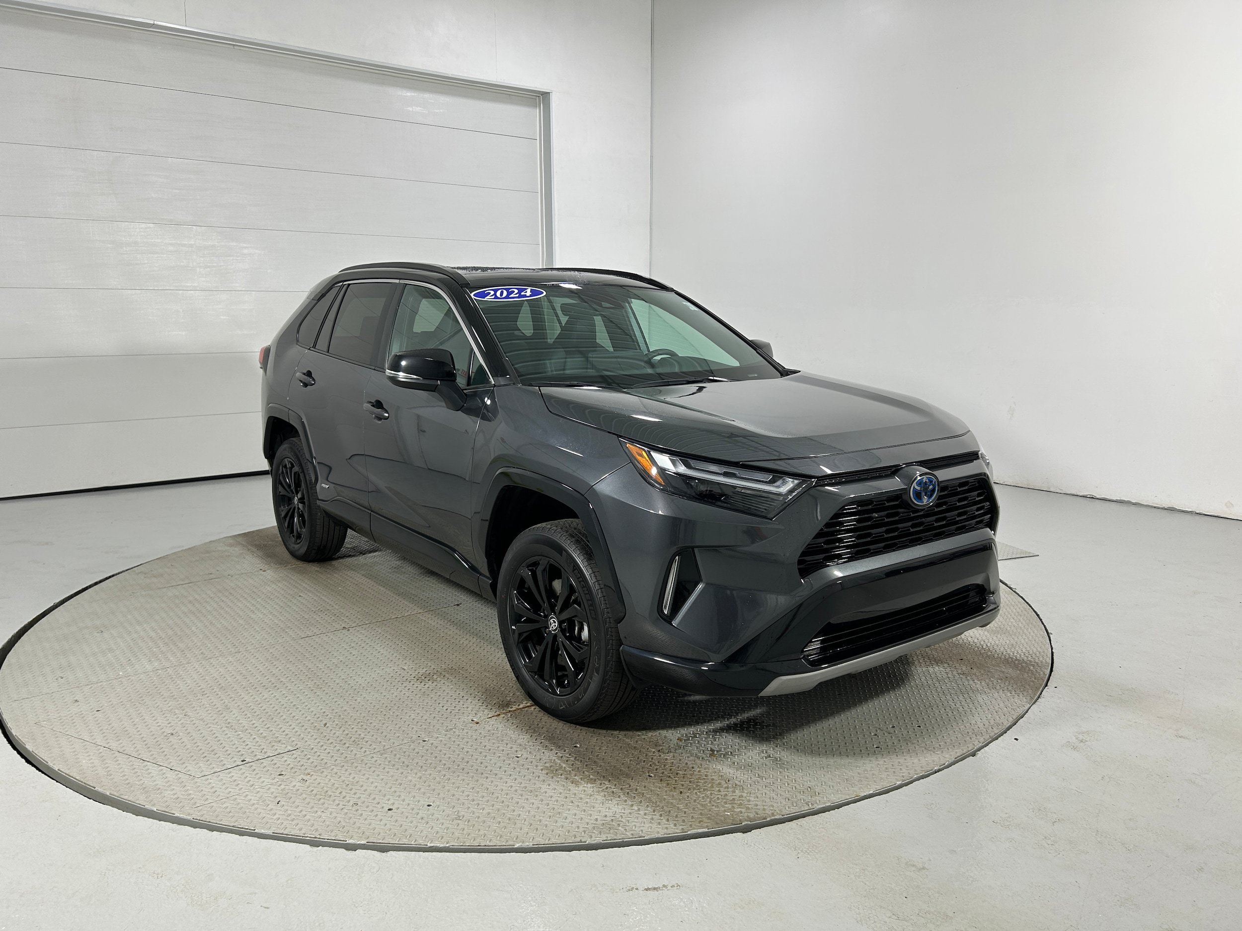 Used 2024 Toyota RAV4 XSE AWD/4WD image 3