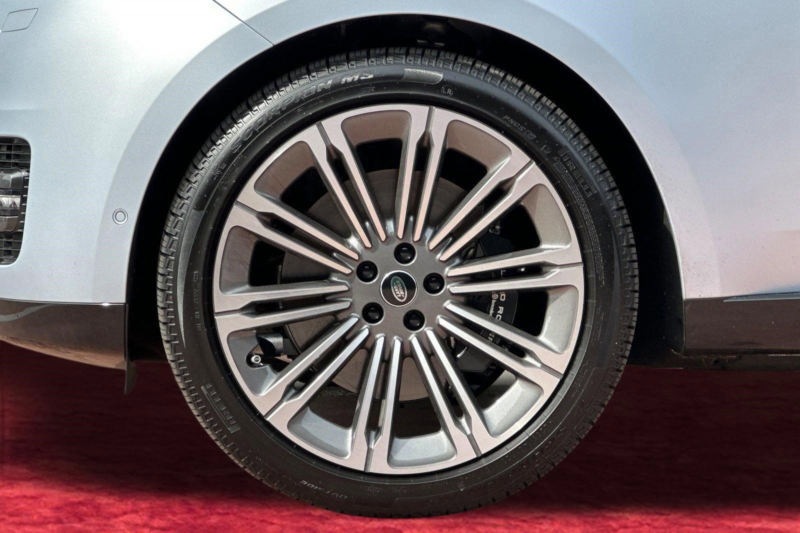 Used 2025 Land Rover Range Rover Long Wheelbase Autobiography image 11