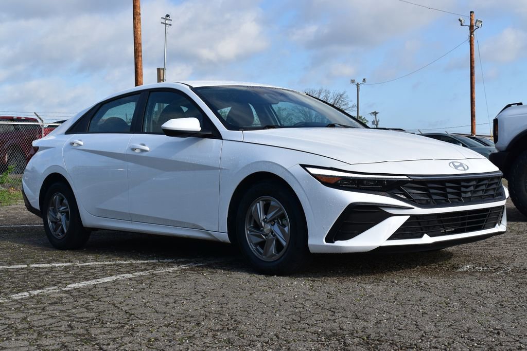 Used 2024 Hyundai Elantra SE image 3