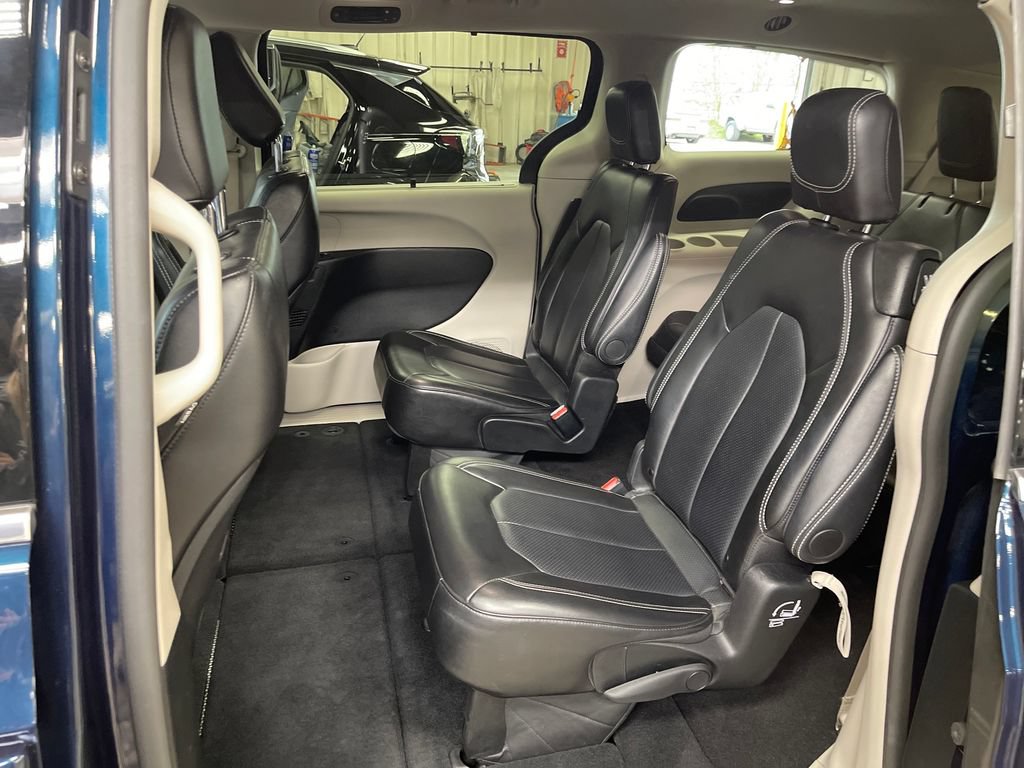 Used 2024 Chrysler Pacifica Touring-L FWD image 27