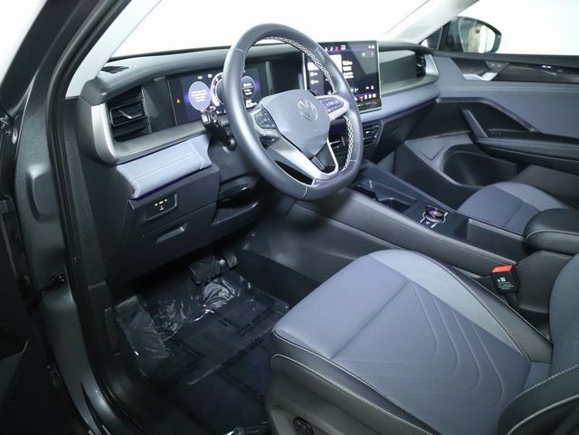 Certified 2025 Volkswagen Tiguan SE AWD/4WD image 17