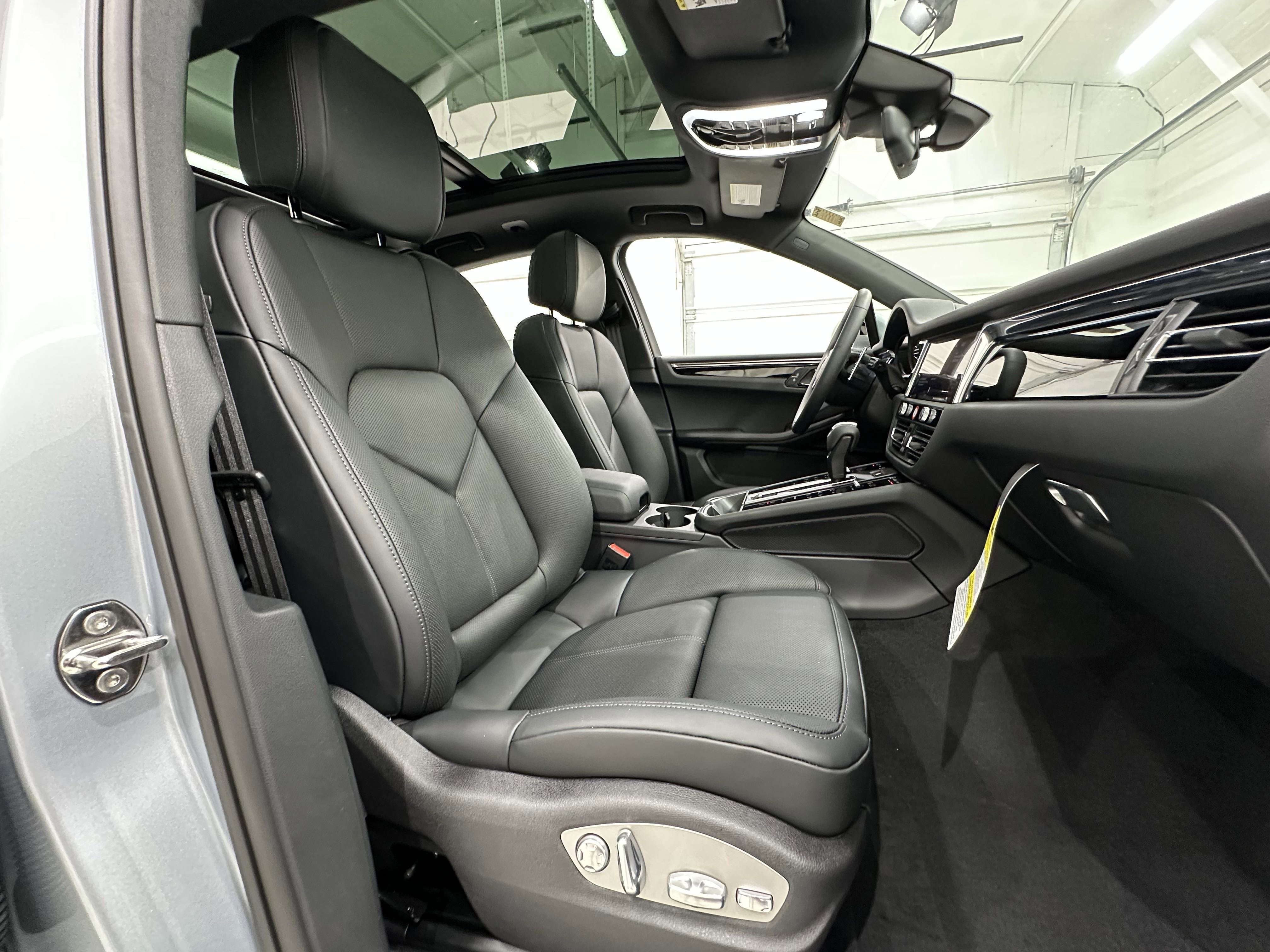 Certified 2025 Porsche Macan image 23