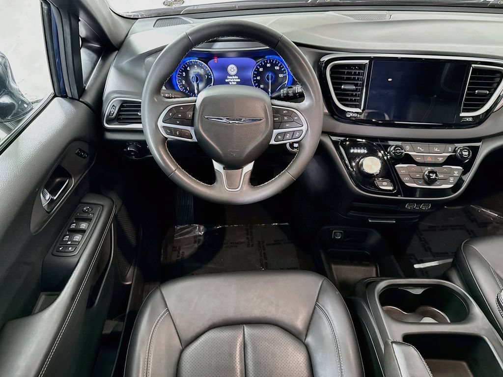 Used 2025 Chrysler Pacifica Select FWD image 4
