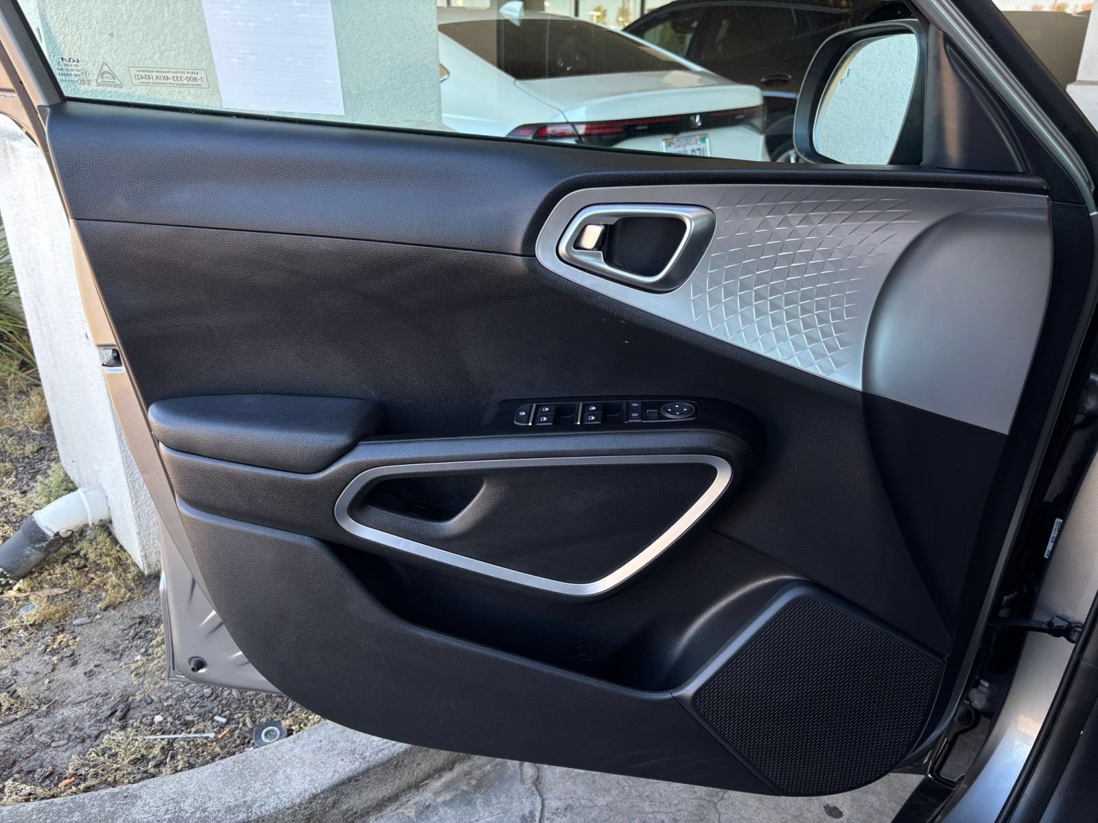 Used 2025 Kia Soul LX w/ LX Technology Package FWD image 15